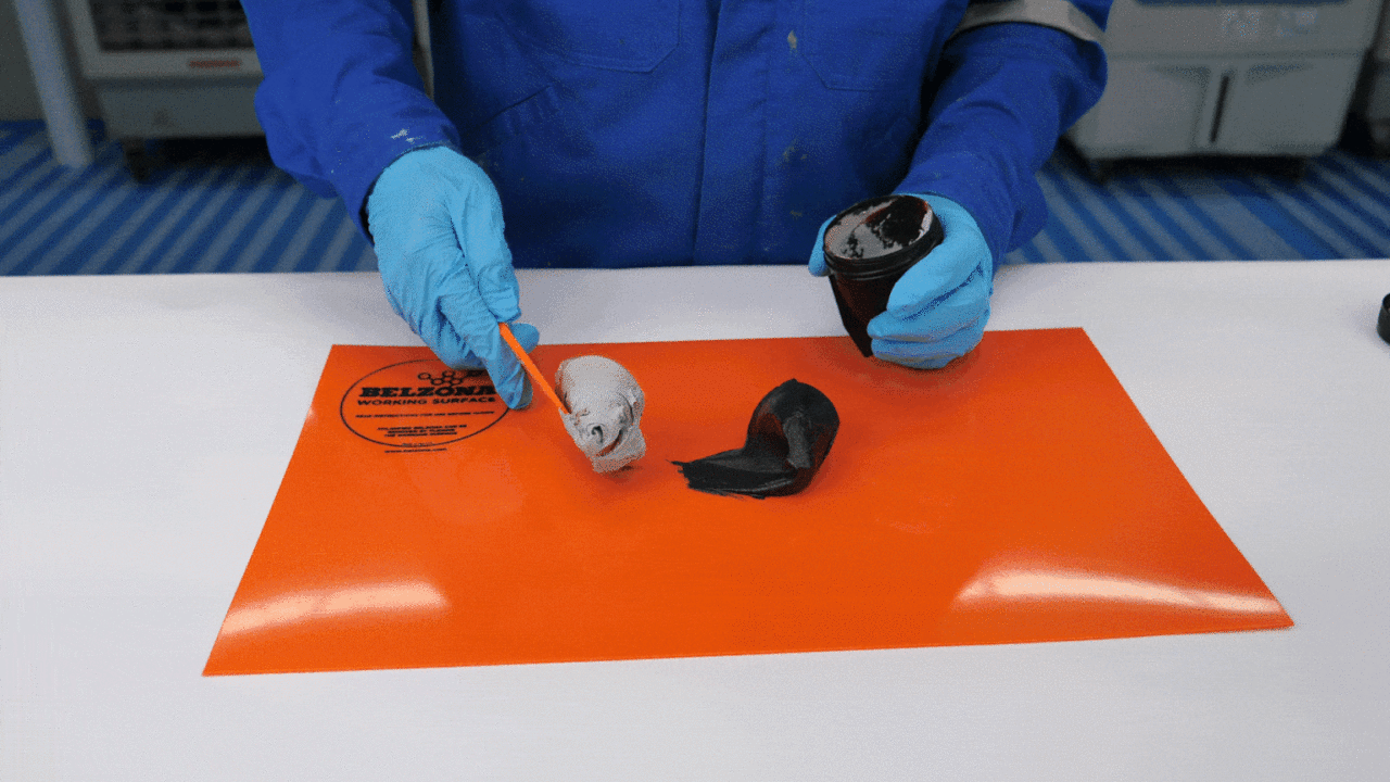 Cómo Reparar Tuberías con Fugas Activas (con video) 32 Mix the repair composite Belzona 1212 before applying it to the live leak