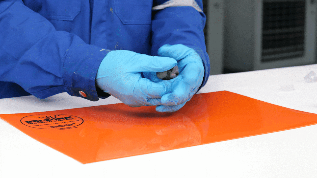 Cómo Reparar Tuberías con Fugas Activas (con video) 27 Mix the Belzona 9611 (ES-Metal) leak sealing material