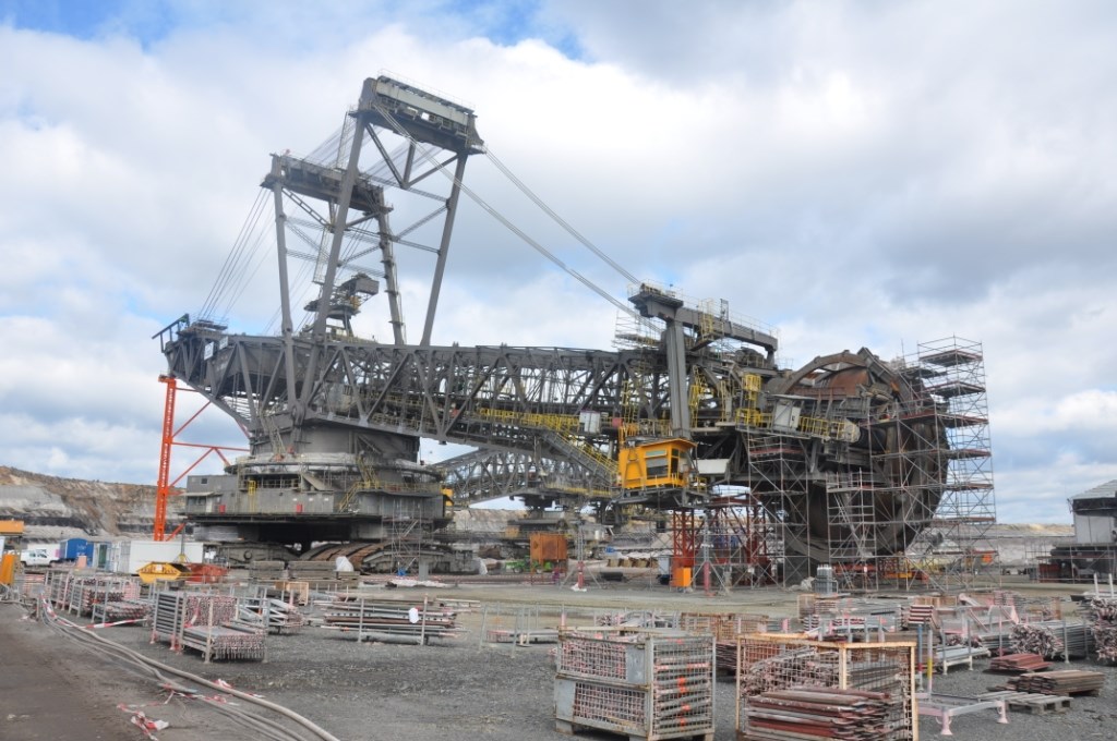 The bearing seat of a large excavator requires a secure support for bearing seat installation