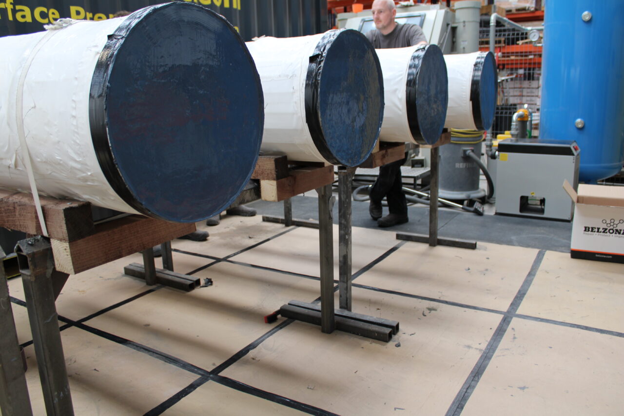 Cómo Reparar Intercambiadores de Calor con Corrosión y Grietas en Placas Tubulares (con video) 32 Application of Belzona industrial coating Belzona 1321 (Ceramic S-Metal)