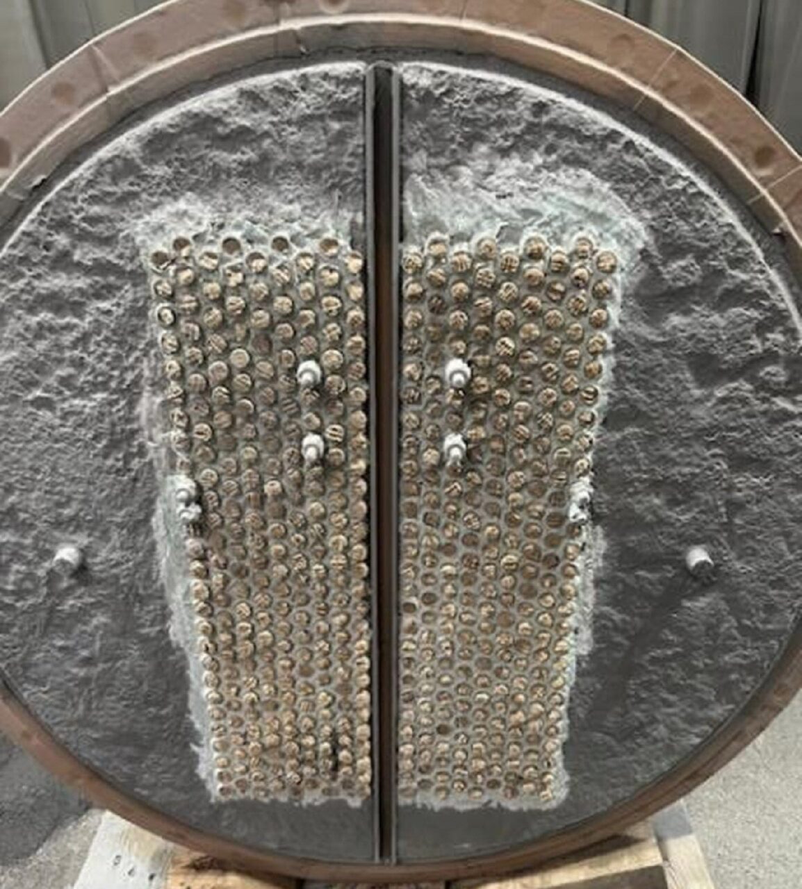 Cómo Reparar Intercambiadores de Calor con Corrosión y Grietas en Placas Tubulares (con video) 24 Pitted and cracked heat exchanger rebuilt and protected with Belzona