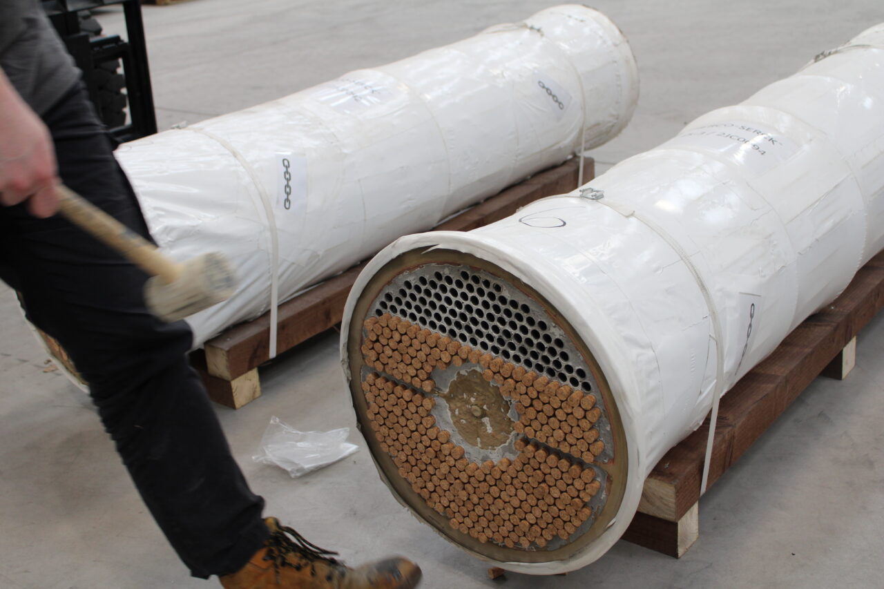 Cómo Reparar Intercambiadores de Calor con Corrosión y Grietas en Placas Tubulares (con video) 27 Tubes plugged with corks