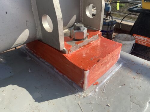 Belzona 7111 is used as a chocking system to resist vibration and thermal shock. 